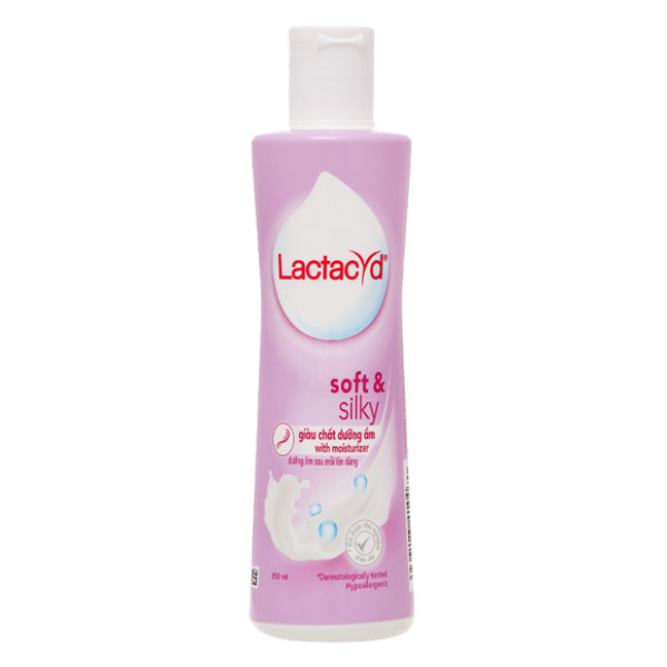 Dung dịch vệ sinh phụ nữ Lactacyd Soft & Silky giữ ẩm chai 250ml