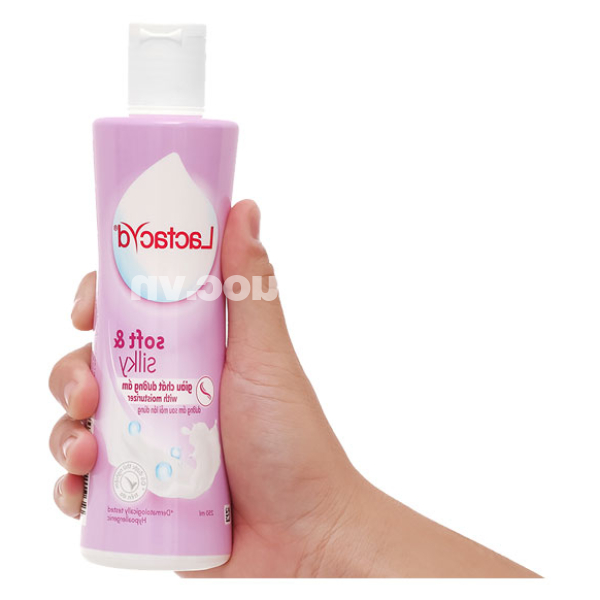 Dung dịch vệ sinh phụ nữ Lactacyd Soft & Silky giữ ẩm chai 250ml