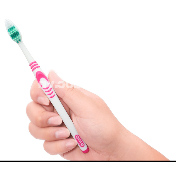 Bàn chải đánh răng Oral-B Classic UltraClean lông mềm vỉ 3 cây