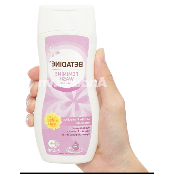Dung dịch vệ sinh phụ nữ Betadine Immortelle bảo vệ dịu nhẹ chai 250ml