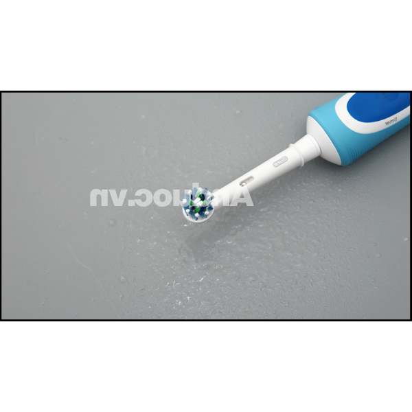Bàn chải điện Oral-B Vitality Plus CrossAction Blue D12.513